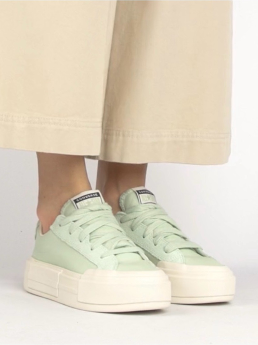 Converse Women's Chuck Taylor All Star Cruise Shoes. Size M6/W7.5